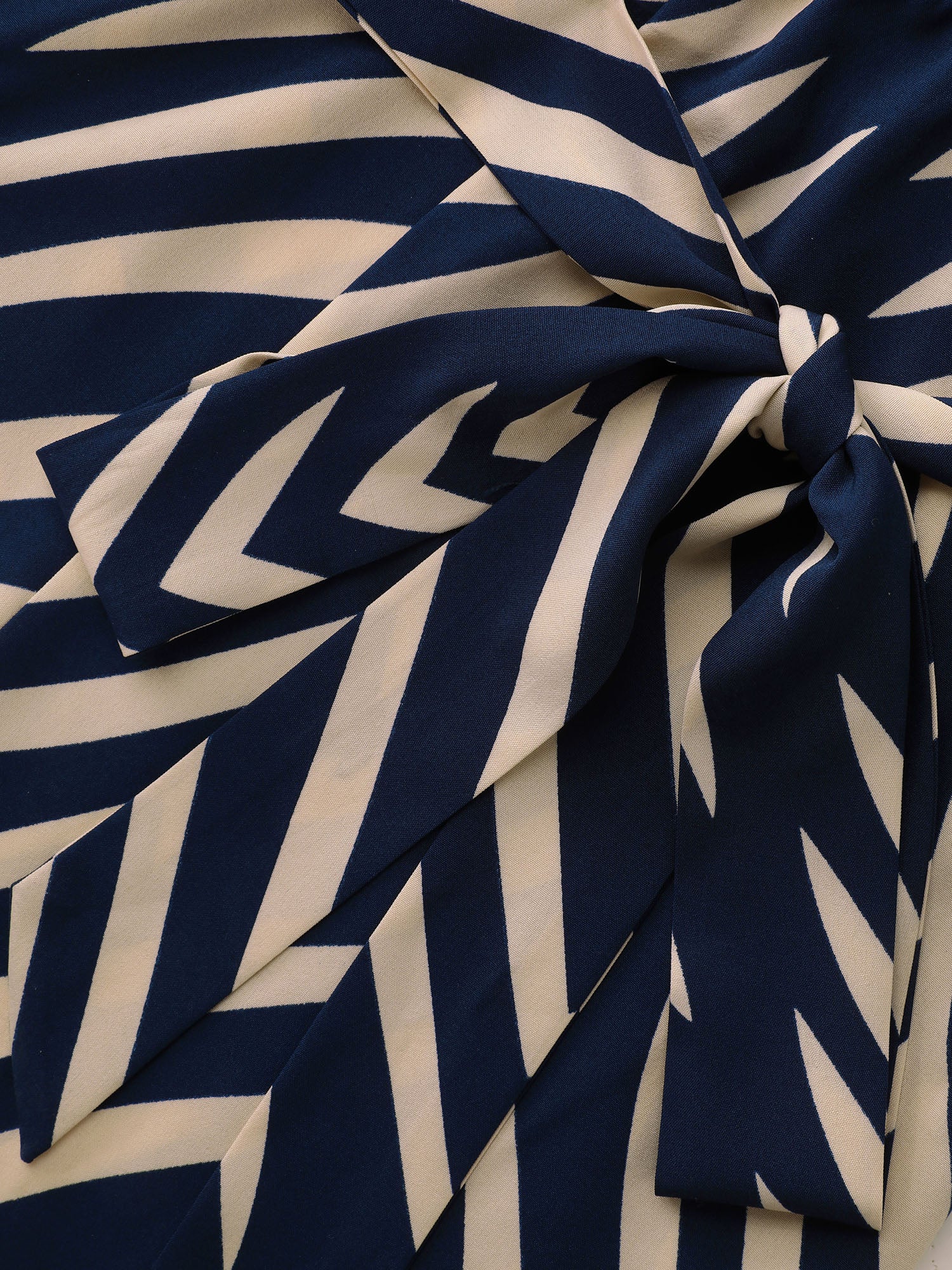 Geometric Print V-Neck Stretchy Jumpsuit - Image 5