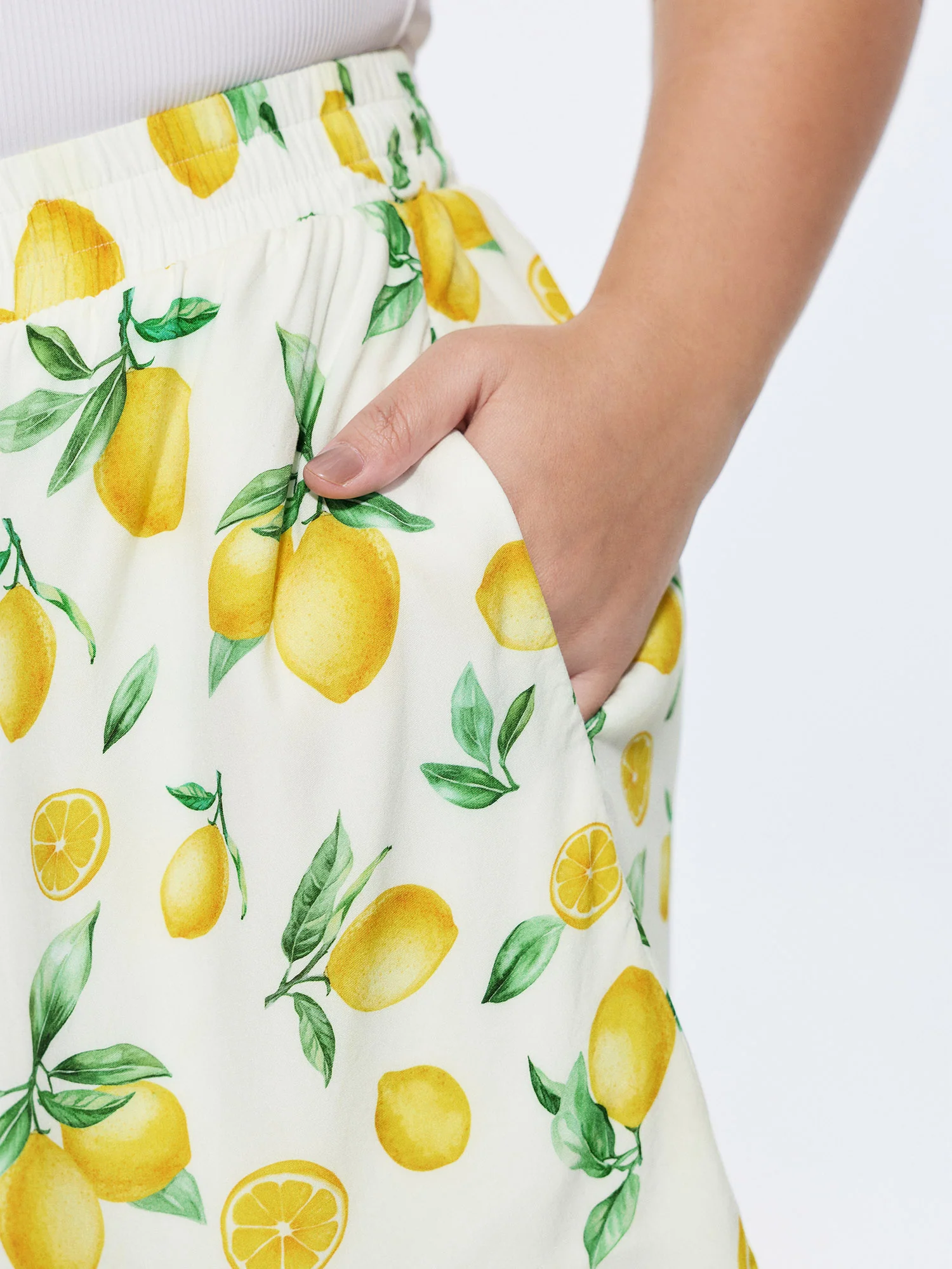 Hand-Painted Lemon Print Pockets Shorts - Image 4