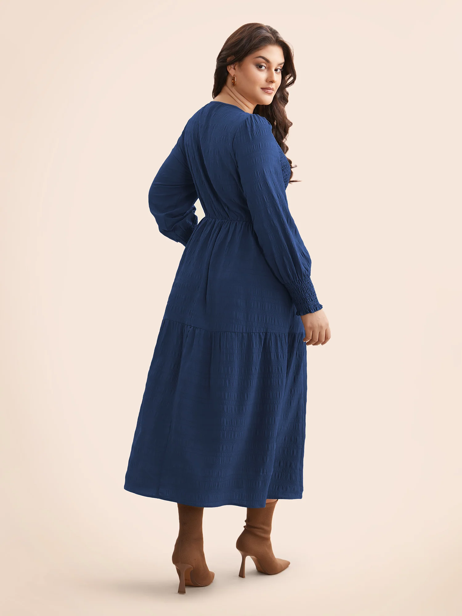 Plain Textured Shirred Midi Dress - Image 5